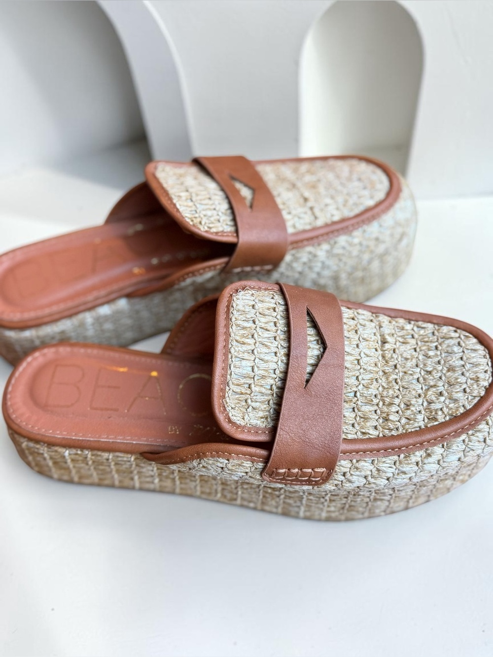 Beach by Matisse Wren Raffia Platform Loafer Mules Cognac Size 8 EUC Vegan